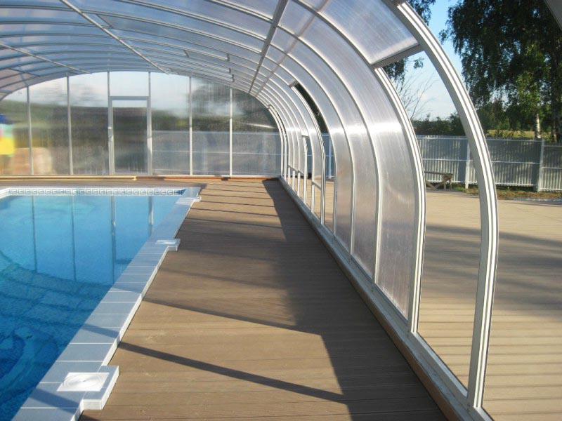 Территория у бассейна, выполненная из композитной террасной доски